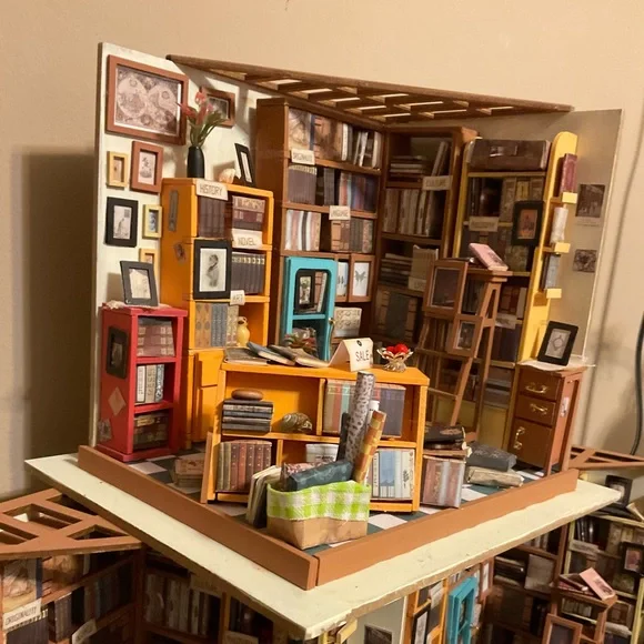 Hand built Miniature Model Book Store! - Picture 12 of 12